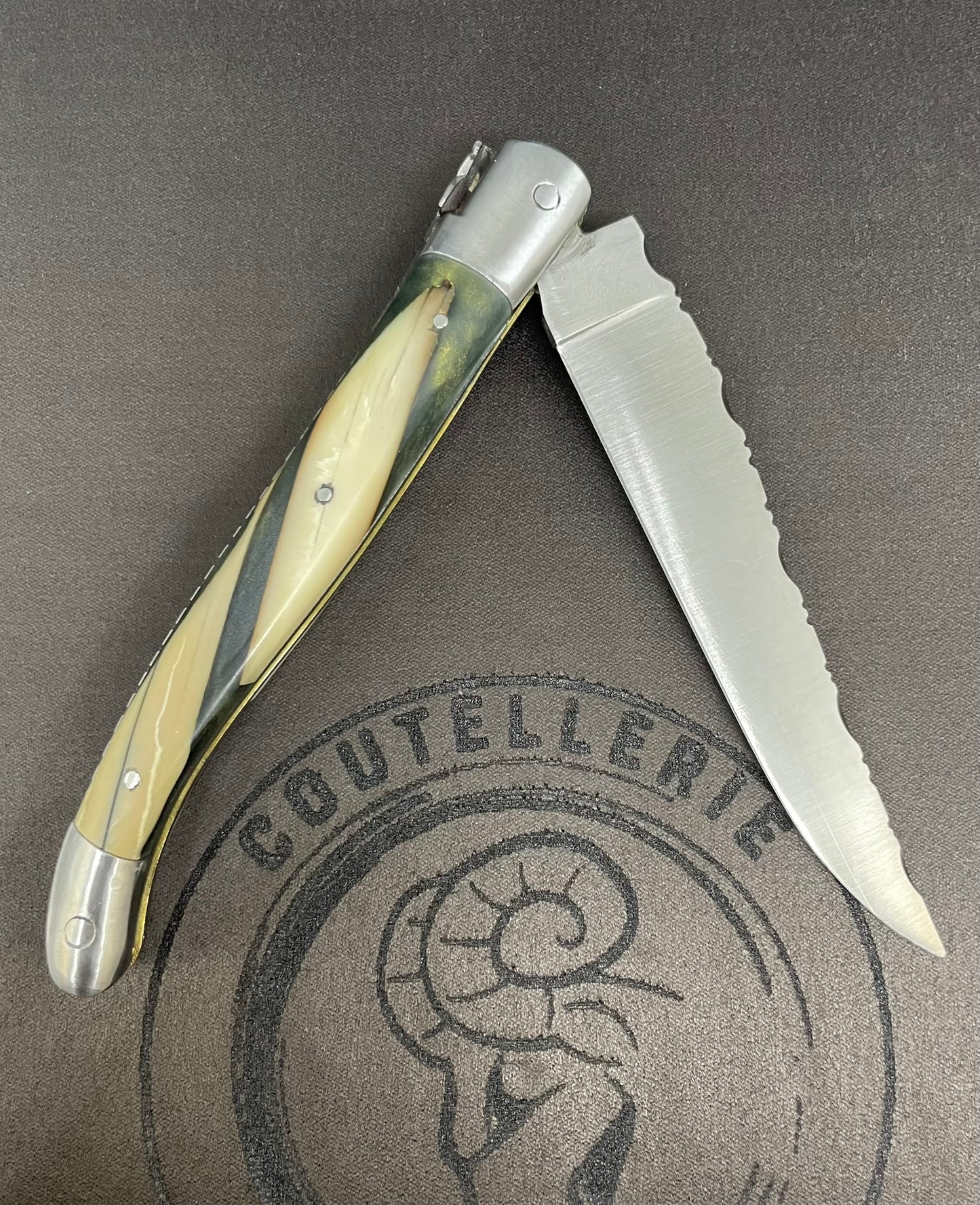 Laguiole Double Mitres Manche en Ivoire de Mammouth sous résine